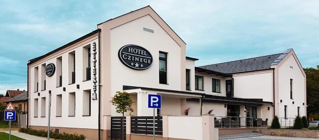 Hotel Czinege & Etterem Koka Екстериор снимка